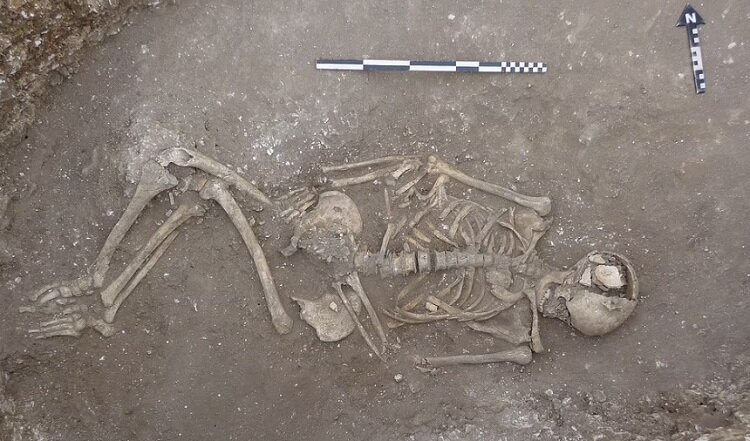 تصاویری از کشف قبرهایی متعلق به ۲ هزار سال پیش | به عصر آهن خوش‌آمدید!
