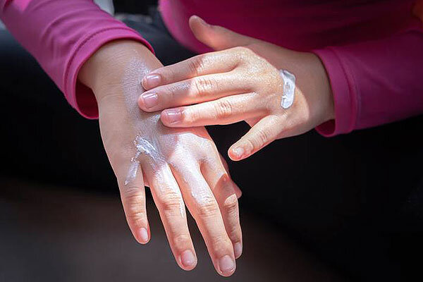 پوست دست - کرم زدن - کرم دست - ضد آفتاب - آفتاب سوختگی