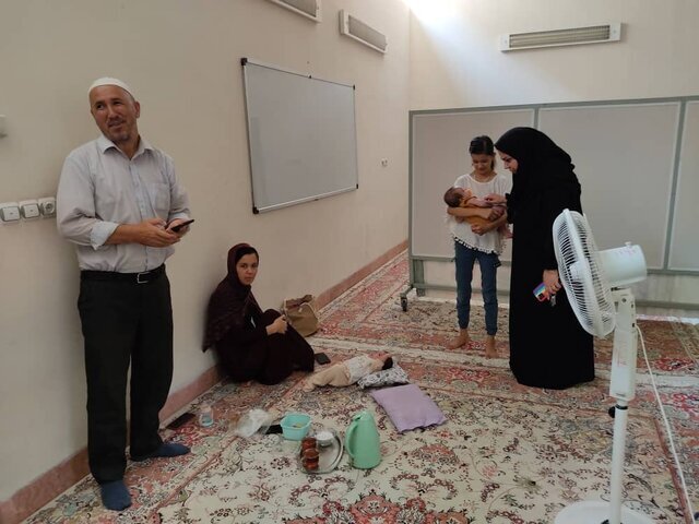 ماجرای عکس عجیب حضور یک نوزاد در آغوش مراقب کنکور | واقعیت تصویری که دردسرساز شد؛ این حوزه امتحانی کجاست؟