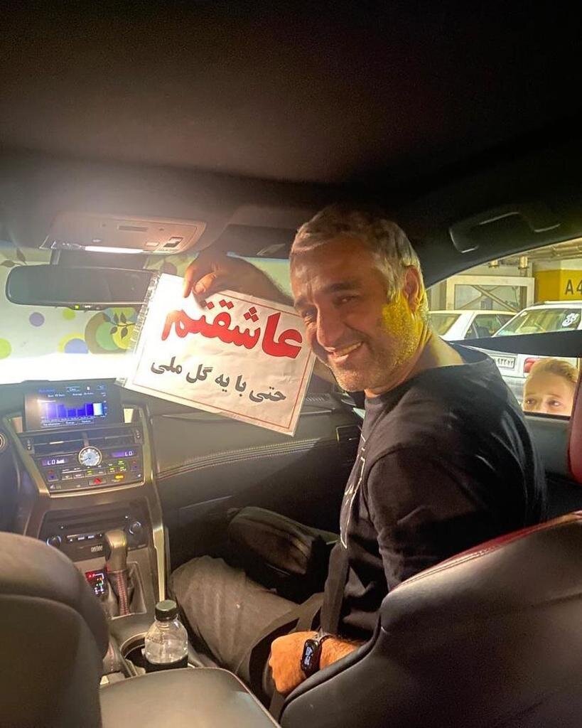 عکس | هدیه جالب اصفهانیها به پژمان جمشیدی در اکران علفزار