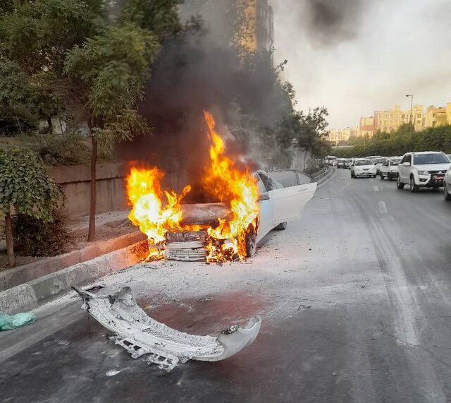 تصاویر آتش گرفتن خودرو بنز در بزرگراهی در تهران