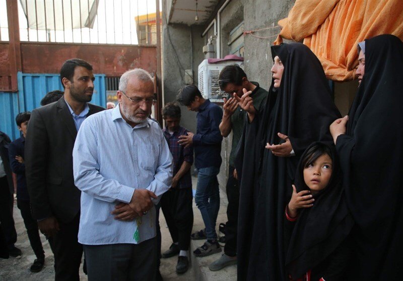 دلجویی شاهچراغی استاندار قم از خانواده داغدیده از حمله سگ های ولگرد