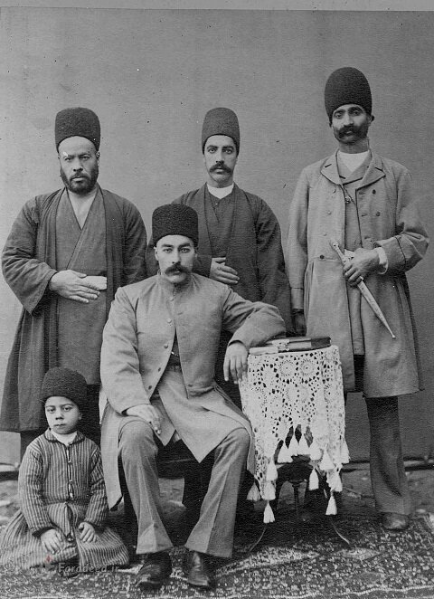 جوانان قجری چگونه تیپ میزدند؟ | وقتی عبا، شال و قبا به علاوه چاقو، پاشنهکش، تسبیح و انگشتر مد بود