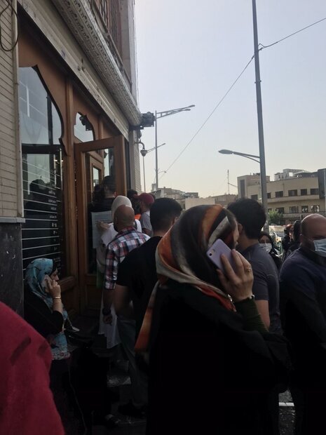 بازگشت صفهای دلار به میدان فردوسی | ازدحام مردم در مقابل صرافی ها را ببینید