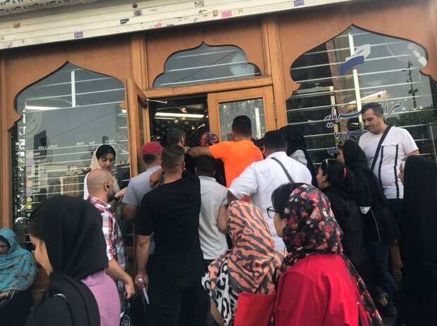 بازگشت صفهای دلار به میدان فردوسی | ازدحام مردم در مقابل صرافی ها را ببینید