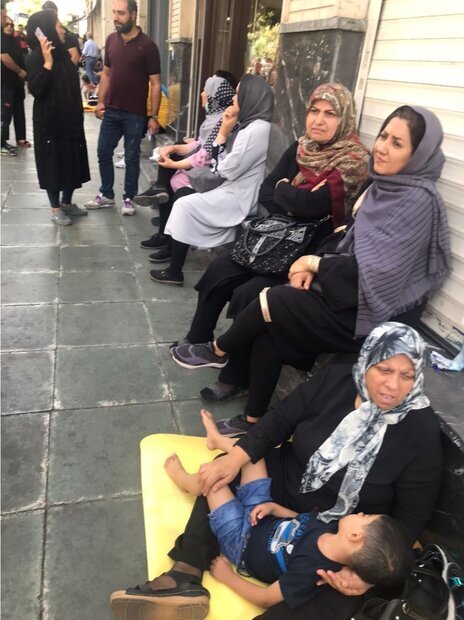 بازگشت صفهای دلار به میدان فردوسی | ازدحام مردم در مقابل صرافی ها را ببینید