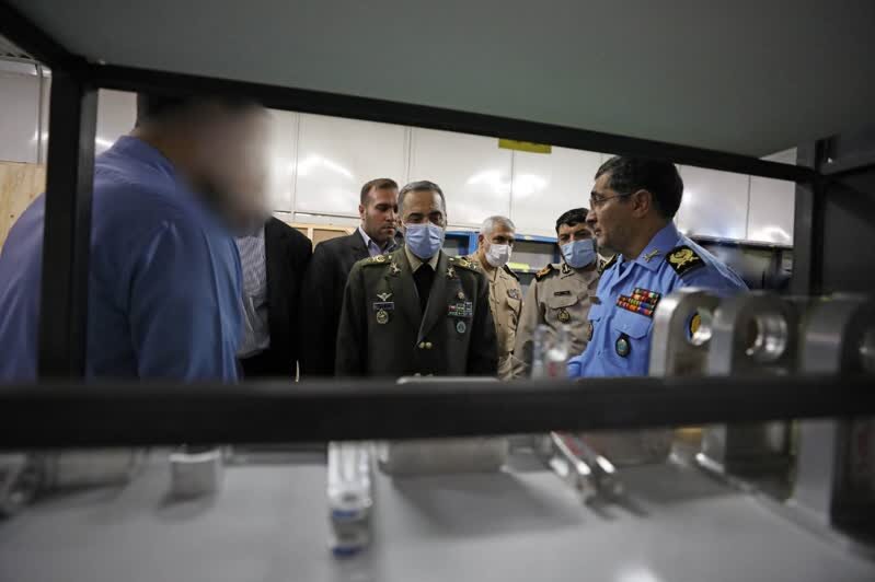 تصاویر بازدید وزیر دفاع از مراحل تولید جت آموزشی یاسین