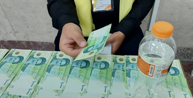 تصاویر | پرداخت هزار تومان در ازای دریافت بطری پلاستیکی!