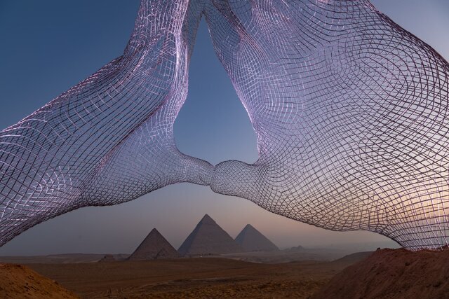 تصاویر | چیدمان‌های عظیم هنری در مجاورت اهرام ثلاثه مصر