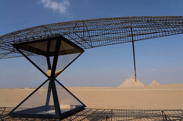 تصاویر | چیدمانهای عظیم هنری در مجاورت اهرام ثلاثه مصر