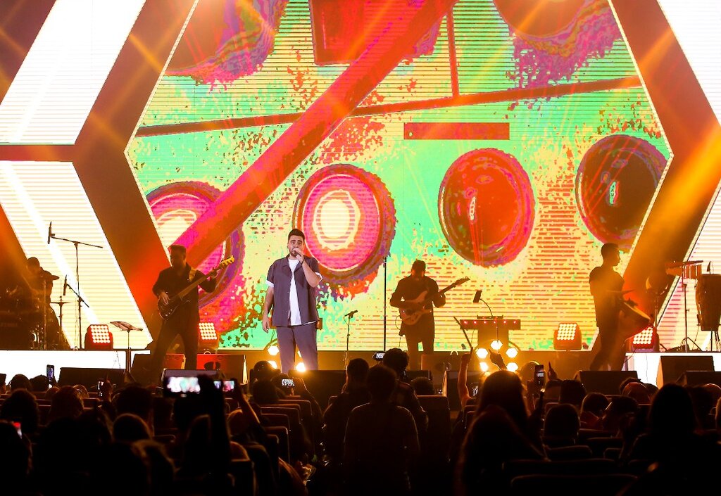 علی منتظری با «خنده» روی صحنه رفت | اجرای قطعه جدید