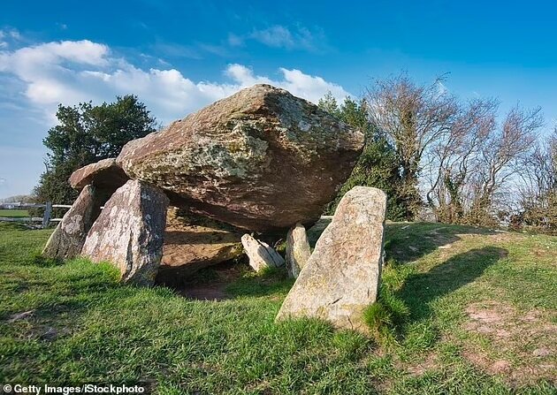 حفاری سنگ «شاه آرتور» | تصاویری از محل کشته شدن یک غول را ببینید!