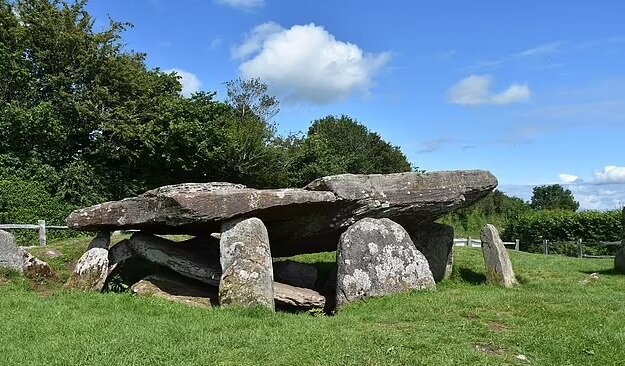 حفاری سنگ «شاه آرتور» | تصاویری از محل کشته شدن یک غول را ببینید!