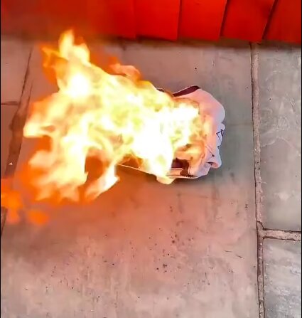 عکس | لباس فوتبالیست مشهور در آتش سوخت! | تنفر جنجالی خبرساز شد!