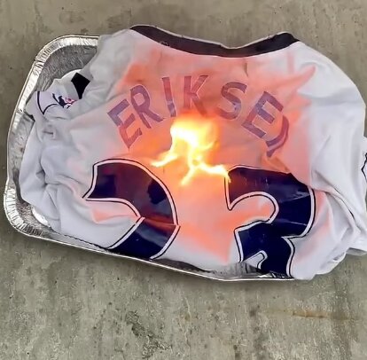 عکس | لباس فوتبالیست مشهور در آتش سوخت! | تنفر جنجالی خبرساز شد!