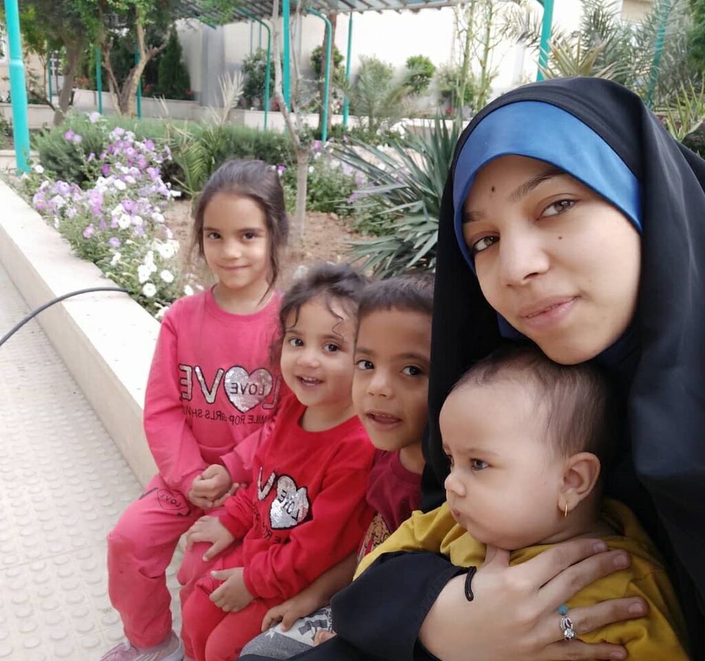 تصاویر مادر دهه هشتادی با ۴ فرزند | جوان‌ترین مادر ایرانی را می‌شناسید؟