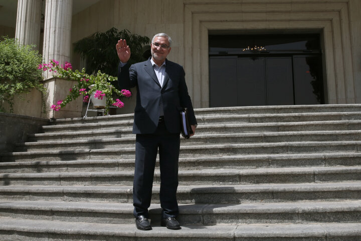 پاستور نشینان در حیاط دولت چه گفتند؟ | از اینترنت رایگان برای دهکهای پایین تا زمان اجرای قانون رتبه بندی معلمان | مخالفت رییس جمهوری با تعطیلی کاخ