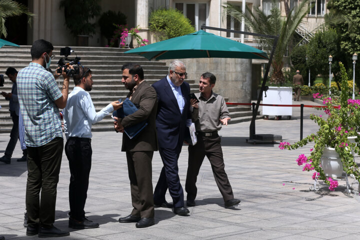 پاستور نشینان در حیاط دولت چه گفتند؟ | از اینترنت رایگان برای دهکهای پایین تا زمان اجرای قانون رتبه بندی معلمان | مخالفت رییس جمهوری با تعطیلی کاخ حياط دولت