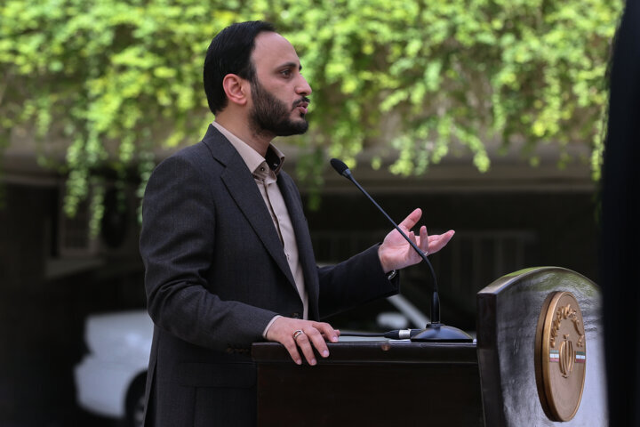 پاستور نشینان در حیاط دولت چه گفتند؟ | از اینترنت رایگان برای دهکهای پایین تا زمان اجرای قانون رتبه بندی معلمان | مخالفت رییس جمهوری با تعطیلی کاخ