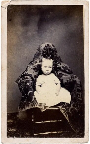 تصاویر | تکنیک عجیب عکاسی از کودک و مادر در دوره ویکتوریایی | مادر در نقش مبل، صندلی و پرده!