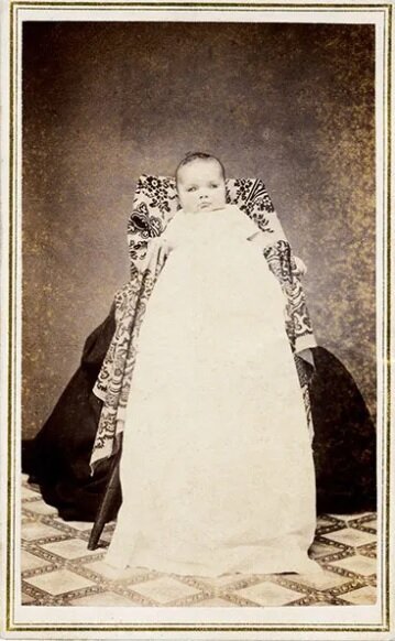 تصاویر | تکنیک عجیب عکاسی از کودک و مادر در دوره ویکتوریایی  | مادر در نقش مبل، صندلی و پرده!