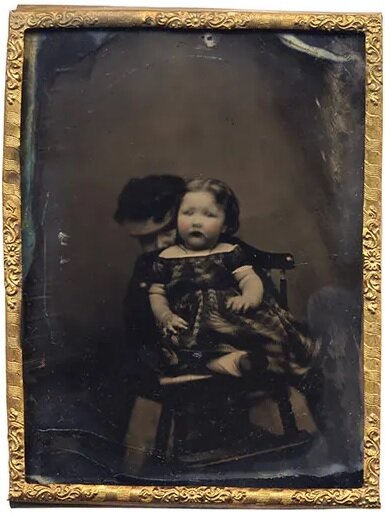 تصاویر | تکنیک عجیب عکاسی از کودک و مادر در دوره ویکتوریایی | مادر در نقش مبل، صندلی و پرده!