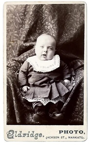 تصاویر | تکنیک عجیب عکاسی از کودک و مادر در دوره ویکتوریایی  | مادر در نقش مبل، صندلی و پرده!