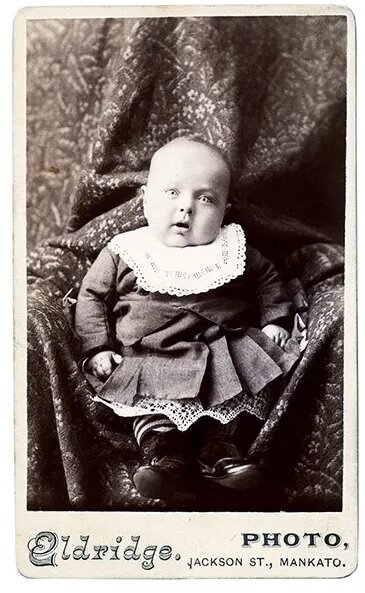 تصاویر | تکنیک عجیب عکاسی از کودک و مادر در دوره ویکتوریایی | مادر در نقش مبل، صندلی و پرده!