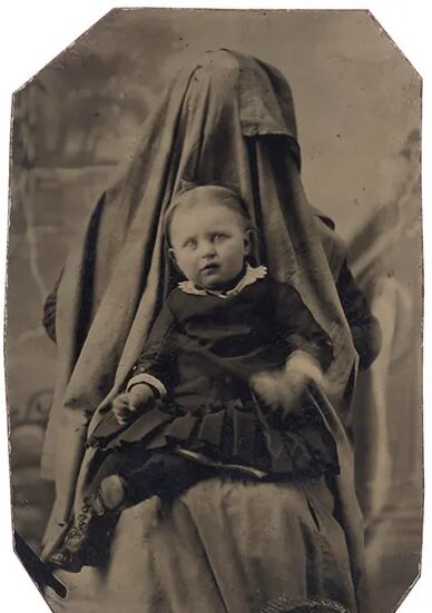 تصاویر | تکنیک عجیب عکاسی از کودک و مادر در دوره ویکتوریایی | مادر در نقش مبل، صندلی و پرده!