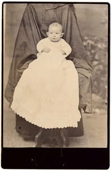 تصاویر | تکنیک عجیب عکاسی از کودک و مادر در دوره ویکتوریایی | مادر در نقش مبل، صندلی و پرده!