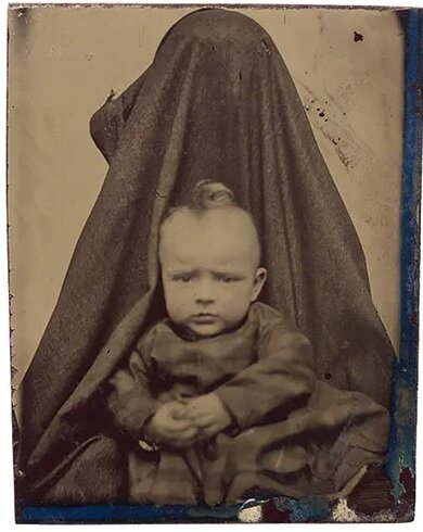 تصاویر | تکنیک عجیب عکاسی از کودک و مادر در دوره ویکتوریایی | مادر در نقش مبل، صندلی و پرده!