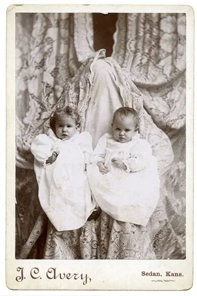 تصاویر | تکنیک عجیب عکاسی از کودک و مادر در دوره ویکتوریایی | مادر در نقش مبل، صندلی و پرده!