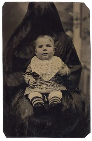 تصاویر | تکنیک عجیب عکاسی از کودک و مادر در دوره ویکتوریایی | مادر در نقش مبل، صندلی و پرده!