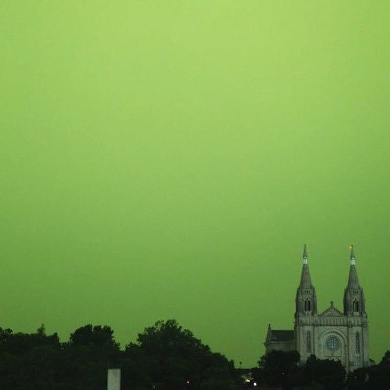 تصاویری شگفت‌انگیز از طوفان سبز رنگ عجیب در داکوتای جنوبی آمریکا