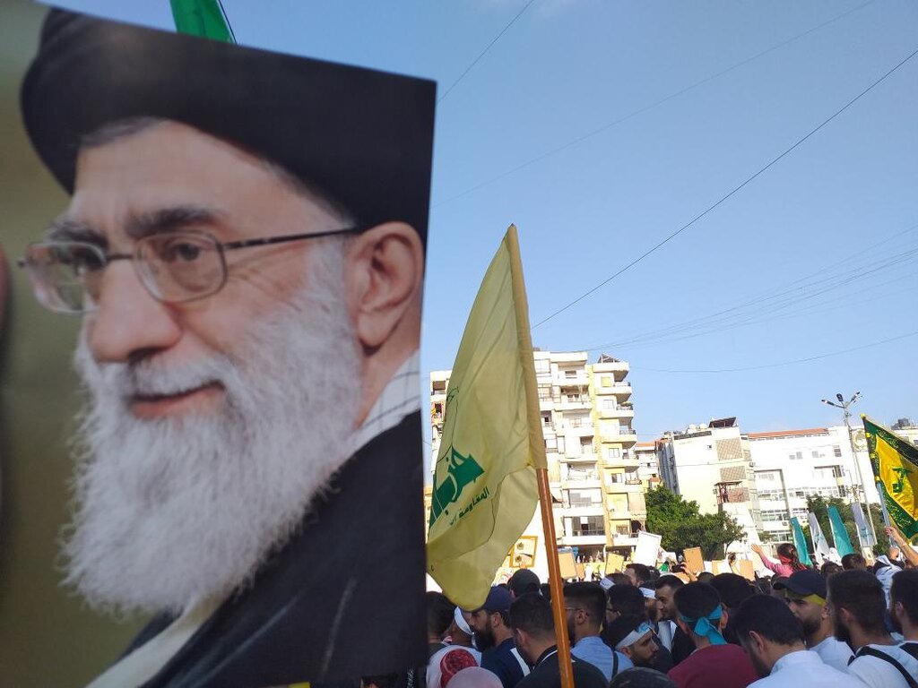 ببینید | سرود سلام فرمانده در بیروت ؛ از اشکهای دختر شهید تا تصاویر حاج قاسم