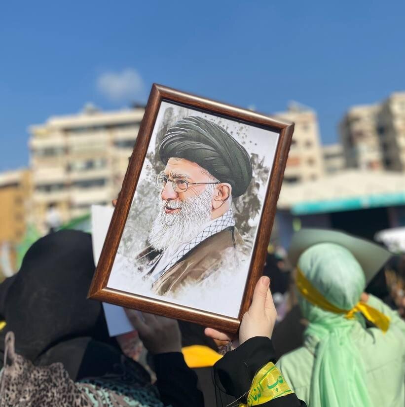 ببینید | سرود سلام فرمانده در بیروت ؛ از اشکهای دختر شهید تا تصاویر حاج قاسم