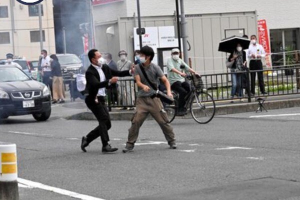 اولین تصاویر ترور نخست‌ وزیر پیشین ژاپن؛ شینزو آبه کشته شده است؟ | لحظه بازداشت ضارب را ببینید