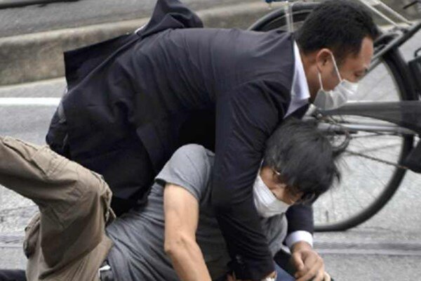 اولین تصاویر ترور نخست وزیر پیشین ژاپن؛ شینزو آبه کشته شده است؟ | لحظه بازداشت ضارب را ببینید