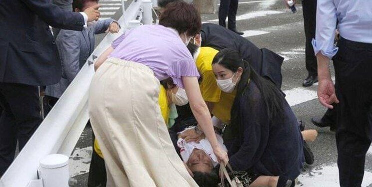 اولین تصاویر ترور نخست‌ وزیر پیشین ژاپن؛ شینزو آبه کشته شده است؟ | لحظه بازداشت ضارب را ببینید