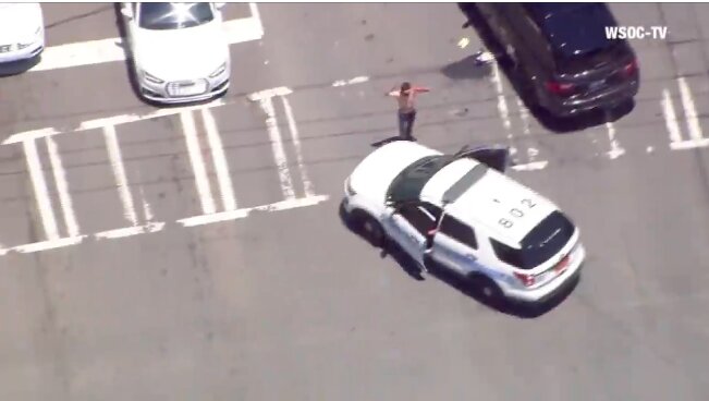 ویدیویی پربازدید در شبکه های اجتماعی از تعقیب و گریز یک سارق در شهر شارلوت ایالت کارولینای جنوبی امریکا