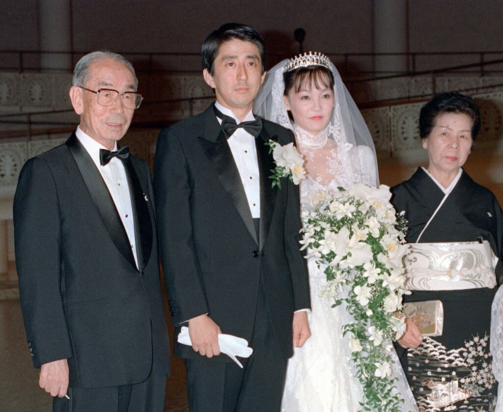 تصاویری دیده نشده از شینزو آبه | حواشی زندگی خصوصی نخست‌وزیر مرحوم ژاپن | از لباس عروسی تا لباس کارتونی 