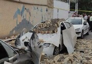 تصاویر ریزش دیوار یک ورزشگاه اصفهان روی مردم و خودروها | یک زن زیر آوار جان باخت