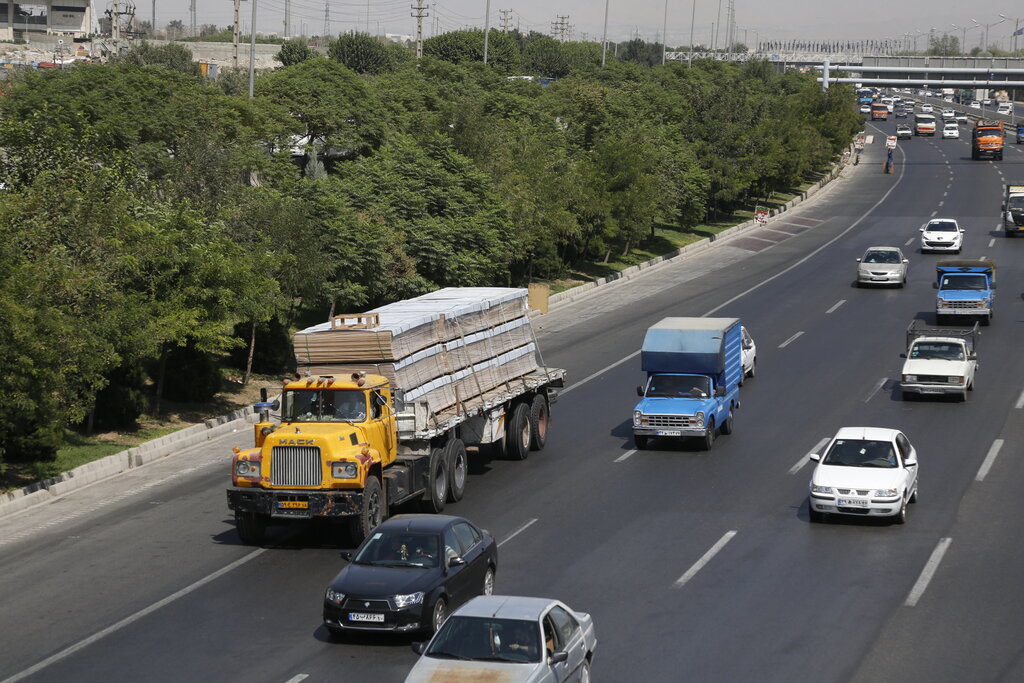 غرش سنگین‌وزن‌ها در بزرگراه‌های جنوب‌شهر | بهشت بارکش‌های تهران کجاست؟ | ‌ تردد خودروهای سنگین در روز چقدر جریمه دارد؟
