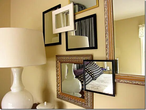 گالری دیواری می‌تواند با کمک اجزای مختلفی مثل آینه هم اجرا شود.