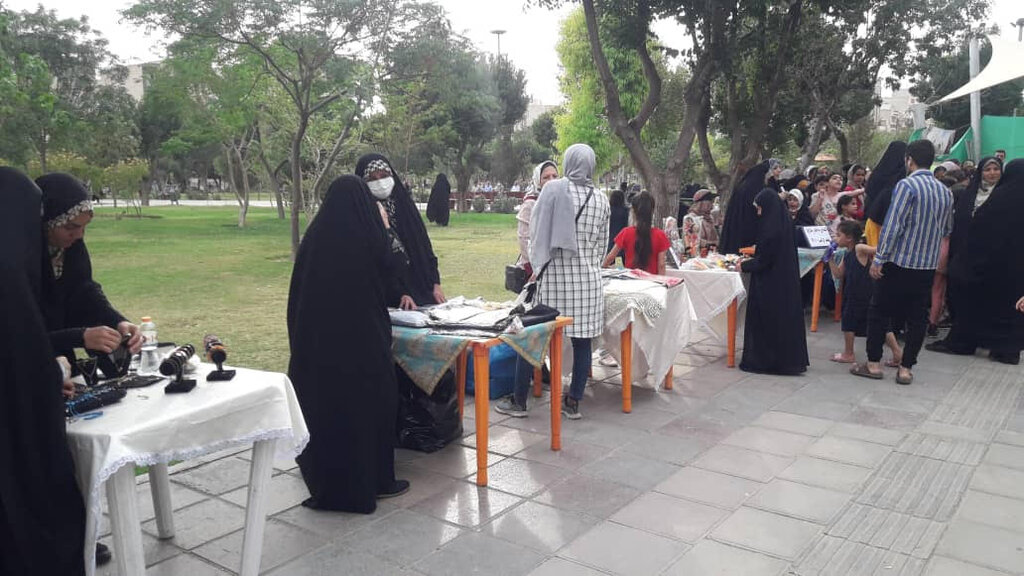 فروش محصولات کارآفرینان در بوستان بنفشه