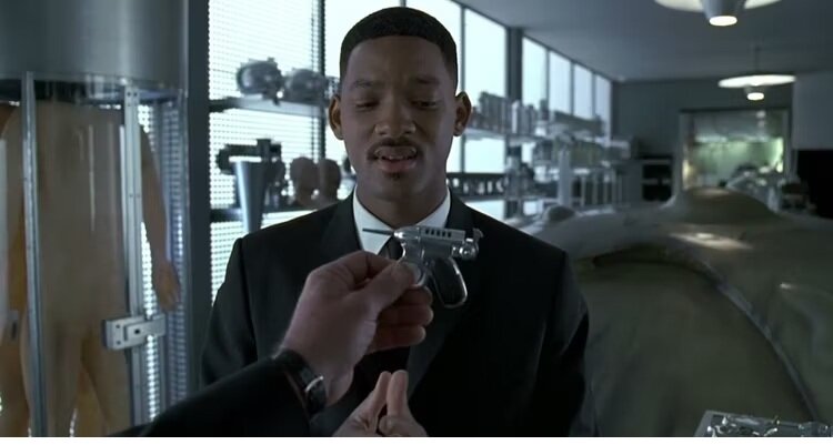 تصاویر | خلاقانهترین اسلحهها در ۶ فیلم سینمایی مشهور جهان | از تفنگ گیتاری تا شمشیر نوری