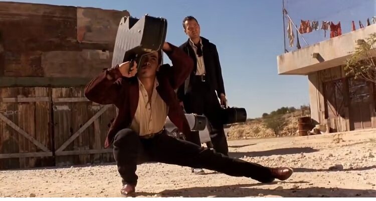 تصاویر | خلاقانهترین اسلحهها در ۶ فیلم سینمایی مشهور جهان | از تفنگ گیتاری تا شمشیر نوری