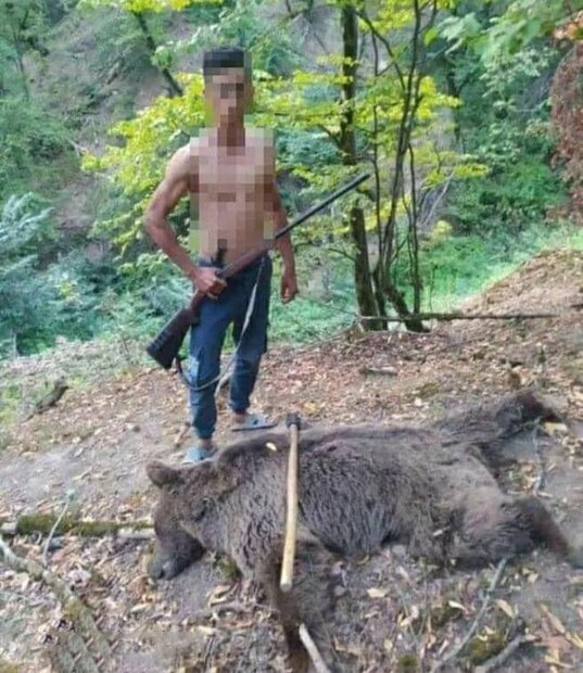 تصاویر | عکس یادگاری با خرس مرده کار دست جوان گلستانی داد | شکایت قضایی از قاتلان خرسی که از تشنگی و گرما به روستا پناه آورده بود