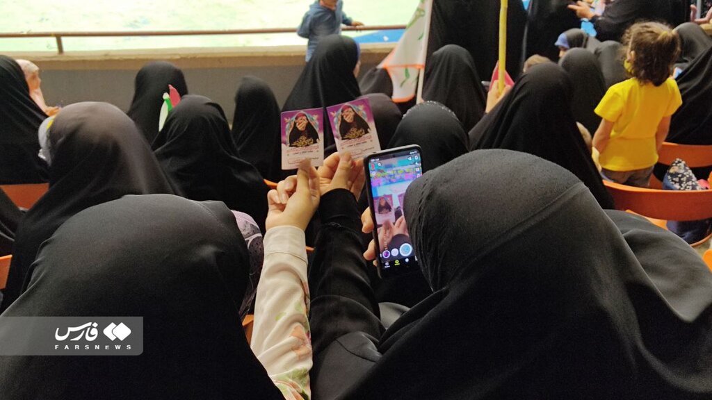 گزارش اجتماع بزرگ بانوان در استادیوم آزادی / پلاکاردهای چادر مشکی من ... /حجاب یعنی ... + عکس ها