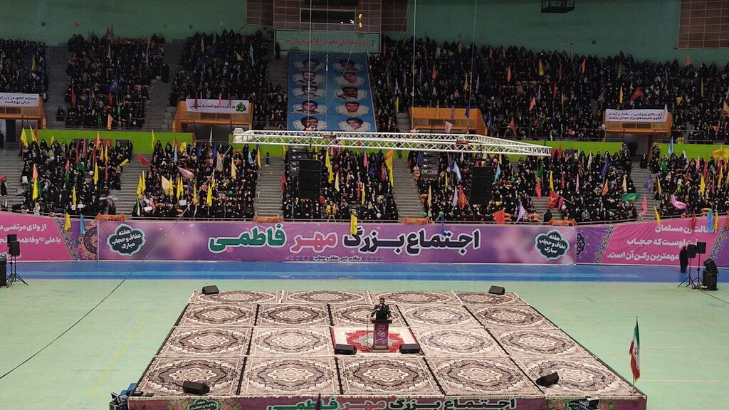 گزارش اجتماع بزرگ بانوان در استادیوم آزادی / پلاکاردهای چادر مشکی من ... /حجاب یعنی ... + عکس ها